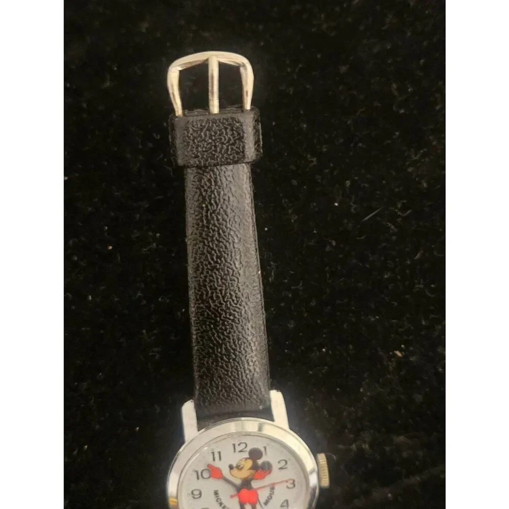 Walt Disney Mickey Mouse Red Glove Hands Mechanical Wind Up Watch